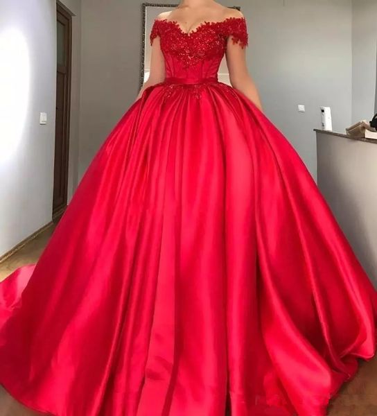 2018 Sexy modesto off ombro vestido de bola vermelha Quinceanera vestidos apliques frisados ​​cetim espartilho lace up vestidos de baile doce 16 vestido de festa de baile