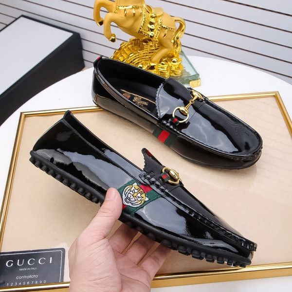 

2018 new mens comfortable shoes breathable genuine leather shoes fashion casual men shoes men casual shoe timber shoe fashion sneaker, Black;red