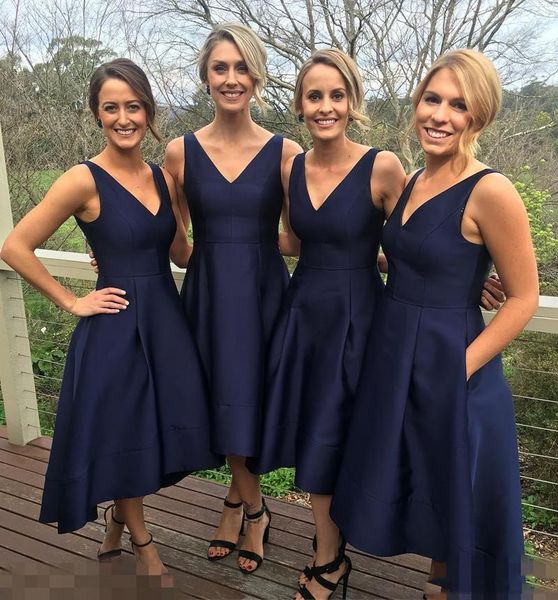 Garten kurze dunkelblaue billige Brautjungfernkleider mit Taschen gegen Halshülsen und hohe niedrige Trauzeug -Kleider Formale Brautjungfern Kleid