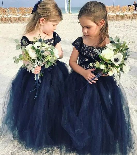 2018 Nuovo arrivo Abiti da ragazza di fiore in pizzo blu scuro e tulle blu scuro per matrimoni da spiaggia Boho Abito da spettacolo per ragazze a maniche corte con maniche corte EN1051