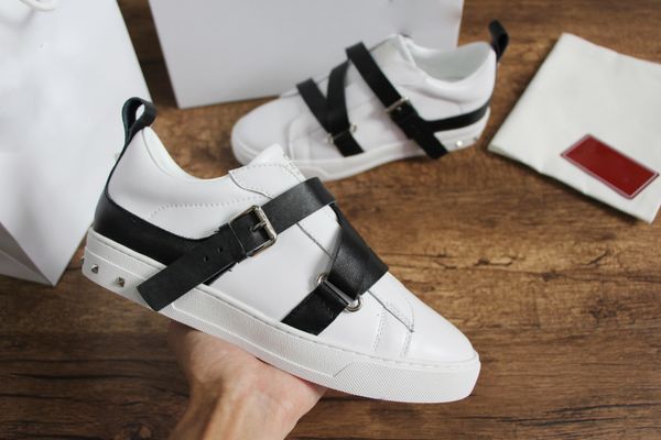 

Дизайнерские туфли с регулируемым поясом из телячьей кожи и застежкой с пряжкой.