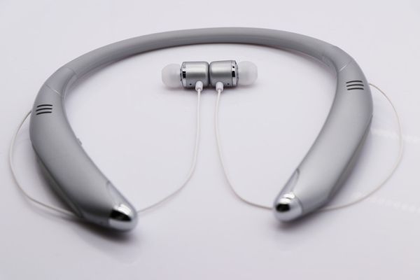 

2018 est v8 neckband earbuds sport earphones bluetooth 4.1 wireless mini hanging bluetooth earphones for phones and music