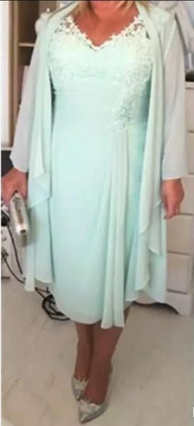 2017 Chiffon verde menta sexy scollo a V colonna corto abiti per la madre della sposa con involucro plus size giacca casual in pizzo lunghezza tè abiti da sera