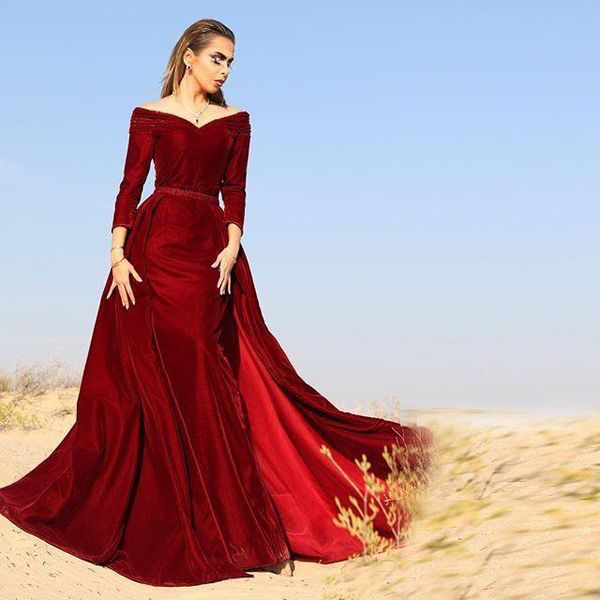 Dark Red Velvet weg von der Schulter-Nixe-Abend-Kleid mit V-Ausschnitt mit langen Ärmeln Plus Size Saudi Arabisch Abendkleid Dubai Vestidos De Novia