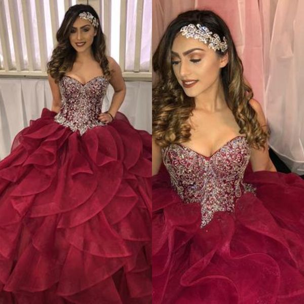 Vintage Burgund Ballkleid Quinceanera Kleider Schatz Organza Rüschen Cascade Prom Kleid 2018 Top Perlen Korsett billige Vestidos 15 Anos