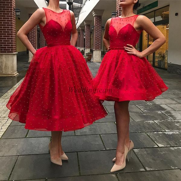 Dois Estilos Red Pérolas Dresses Prom Sheer Jewel Neck comprimento do joelho vestidos de festa Vestidos De Fiesta A Linha vestido formal curto