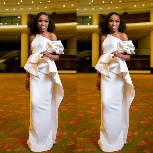 Dubai Aso Ebi Bainha Branco Prom Dresses Ruffles Manga Curta Um Ombro Pepleum Cetim Longo Vestido de Noite Sexy Celebridade Vestidos de Festa