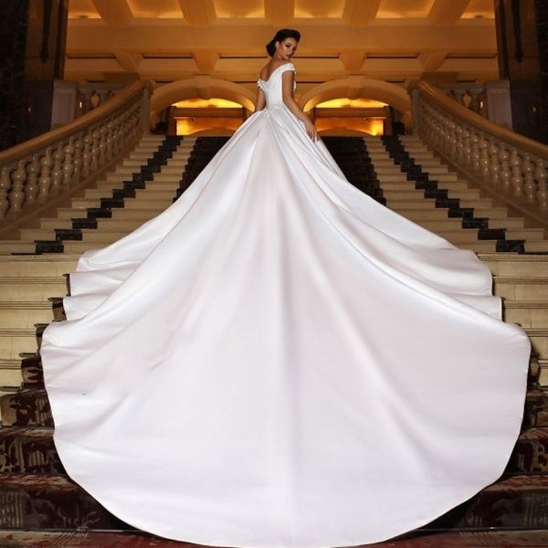 Elegante Vintage-Königshochzeitskleider, schlichtes schulterfreies Ballkleid-Brautkleid mit Spitzenapplikation, bezauberndes Kapellenschleppe-Satin-Hochzeitskleid