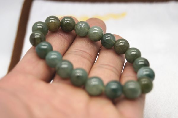 Handgefertigte natürliche dunkelgrüne Jade. 18 runde Perlen. Gummibänder werden zu attraktiven Armbändern aneinandergereiht.