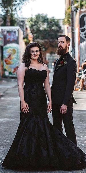 Schwarze Gothic-Meerjungfrau-Hochzeitskleider, trägerlos, Korsett-Rücken, Applikationen, Satin, nicht weiß, Brautkleider, Couture nach Maß