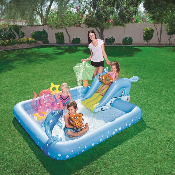 

семейный надувной бассейн малыш взрослые дети синий сад балкон игра на свежем воздухе