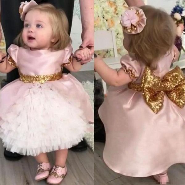 Babyrosa Blumenmädchenkleider für Kleinkinder, kurze Ärmel, schicke Schleife, goldene Pailletten, Kleider für die erste Kommunikation, gestuft, Teelänge, Geburtstagspartykleid