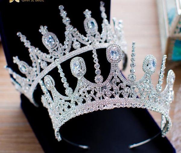 Gioielli della corona, sposa, zircone artificiale, principessa bianca, abito da sposa con corona d'aria.