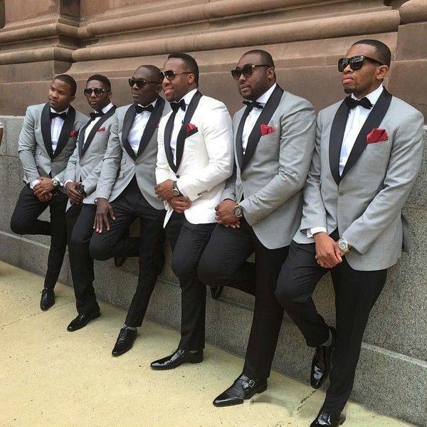 2018 Um botão slim fit noivo smoking Branco / cinza claro Casaco + Calça mens Smoking com lapela Preta melhor homem ternos Custom Made Groomsmen ternos