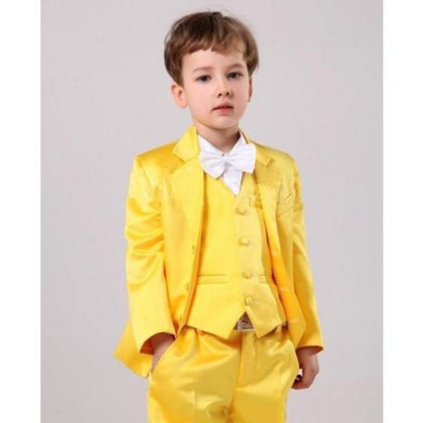 Resultado de imagem para menino vestido de amarelo