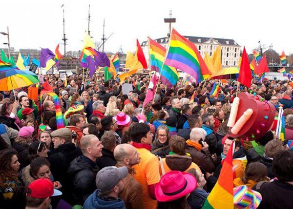 Bandera del Orgullo Gay de 14x21cm, banderas ondeantes de mano de arcoíris LGBT lesbianas coloridas con astas de plástico para decoración de desfile deportivo lin3011