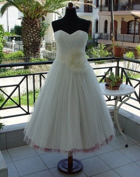 Kurze, knielange Vintage-Hochzeitskleider aus den 50er-Jahren mit herzförmigem Blumenmuster, informelle Vintage-Brautkleider mit Polka Dots. Neueste