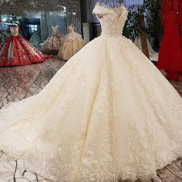 

2019 lebanon illusion v neck wedding dresses short sleeve lace up back hand made 3d floral applique pattern sequins garden bridal gowns, White