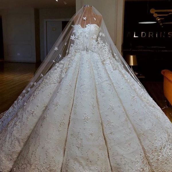 

luxury wedding dresses with matching veil sweetheart lace appliques a line bridal gowns ruched sweep train heavy wedding vestidos, White