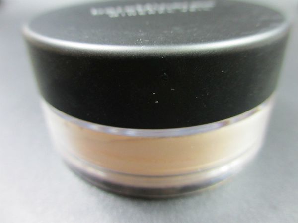 New Minerals Foundation polvere sciolta 8 g C10 chiaro/8 g N10 abbastanza chiaro/8 g medio C25/8 g beige medio N20/9 g velo minerale