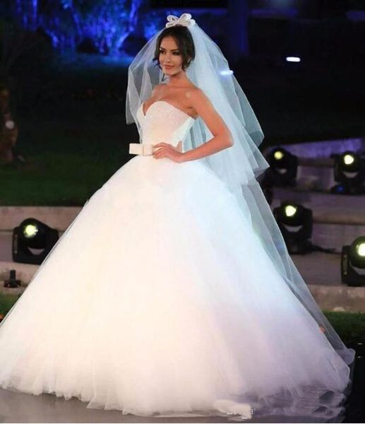 Perline lucide Cristalli Abiti da sposa Abiti da ballo 2018 Cintura con fiocco Sweetheart Puffy Abito da sposa Abiti Custom Made Abito da festa nuziale Economici