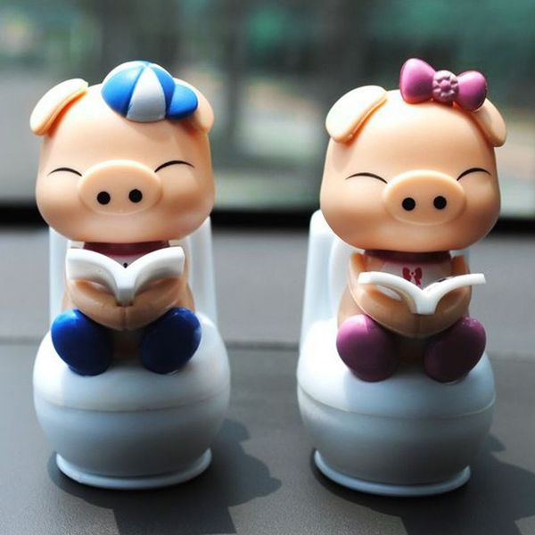 

2018 cute solar power piggy sitting on toilet flip flap ornament car interior accessories