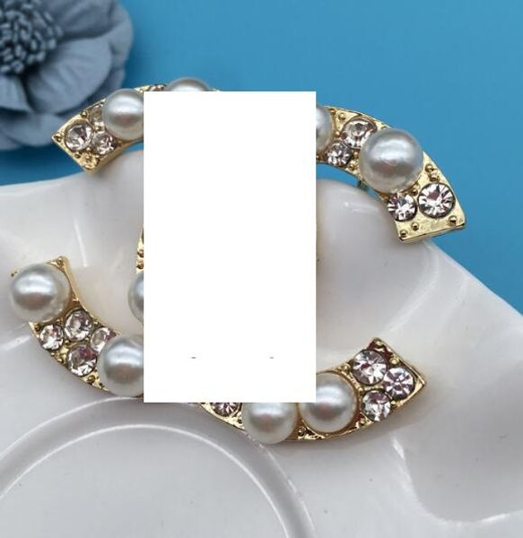 

New fashion ladies alloy pearl rhinestone brooch letters designer girl gifts wedding bridal accessories2