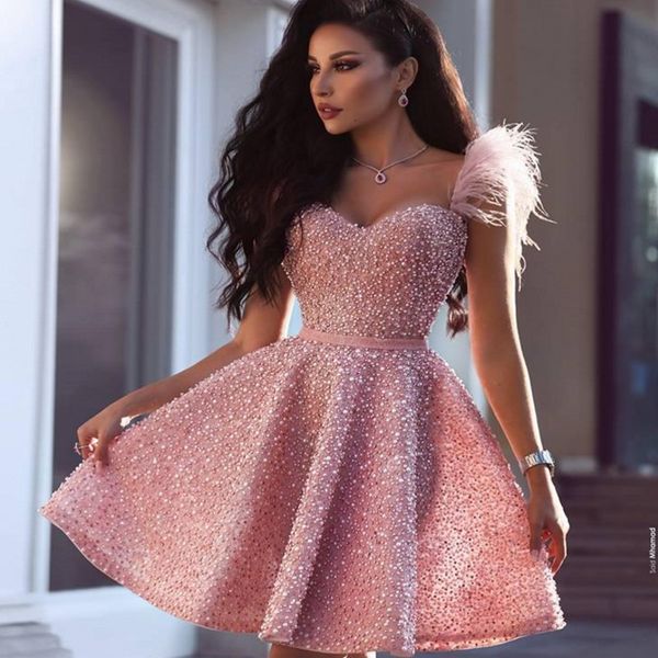 Luxuriöse rosa Perlen-Abschlussballkleider 2019 mit Herz-Ausschnitt und Federn auf der Schulter, knielange Abendkleider, maßgeschneidertes Heimkehrkleid mit glänzenden Perlen