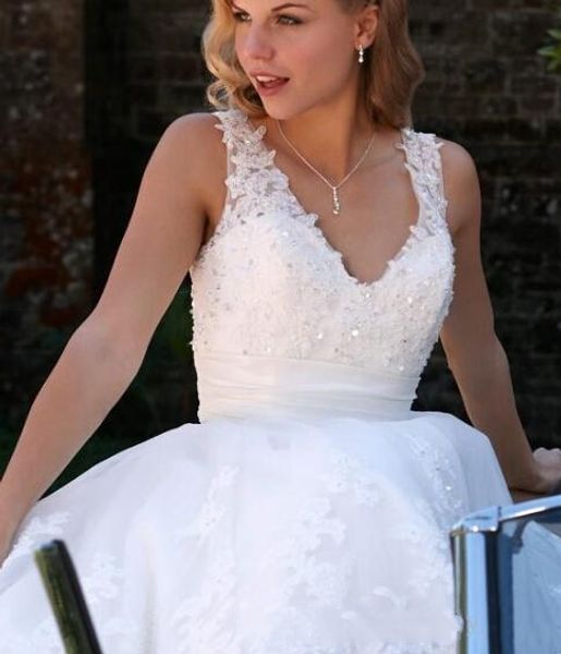 Abiti da sposa corti di lunghezza del tè di design vintage su misura cinturini con scollo a V in rilievo pizzo bianco a-line vendita calda abiti da sposa economici DH4039