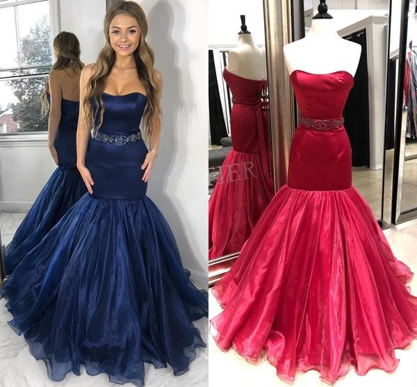 Meerjungfrau/Trompete Ballkleider 2k19 Trägerloser Ausschnitt Marineblau Rot Organza Satin Festzugskleid Maßgeschneiderte echte Bilder Perlengürtel