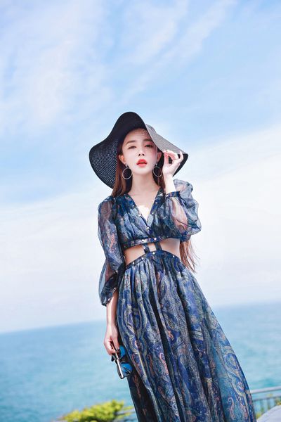 Novo design de moda feminina sexy com decote em v cintura vazada estampa étnica nacional floral retrô praia férias manga longa vestido longo de chiffon