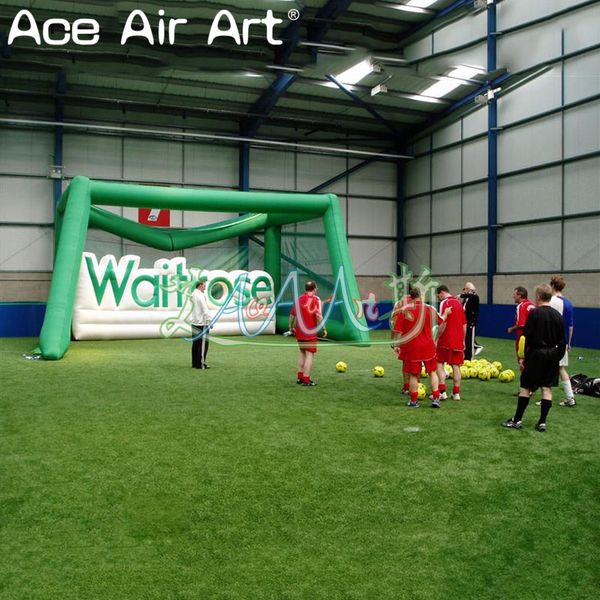 Porta da calcio gonfiabile in rete verde 6m x 3m con panno di sfondo bianco e carattere inglese per il gioco di tiro di calcio pop-up all'aria aperta in vendita