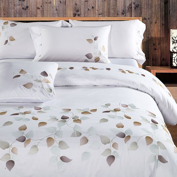 

white tribute silk coon 400t embroidery bedding set noble palace royal bed set king  size duvet cover bedsheet