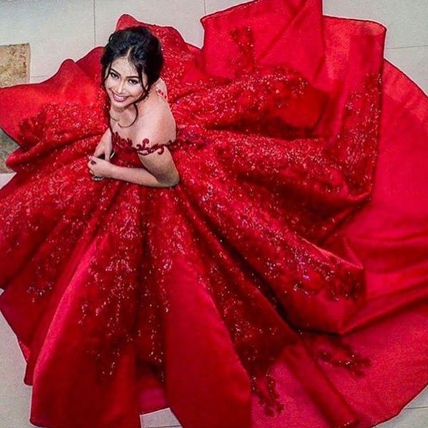 Sparkly Dubai Ünlü Akşam Dreses Sheer Jewel Boyun Kap Kollu Boncuk Dantel Aplike Kırmızı Halı Elbiseleri Muhteşem Kabarık Suudi Gelinlik Modelleri