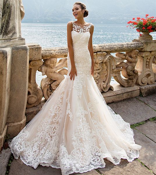 abito da sposa a sirena in pizzo