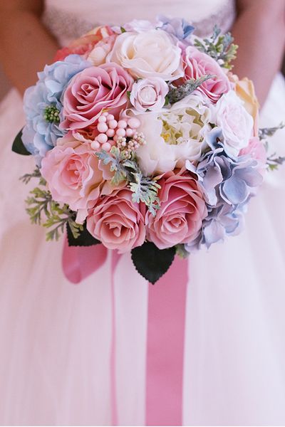 

Новейший букет невесты Разноцветные розовые розы Маленький пенный свадебный бук