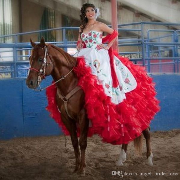 2018 New Sexy Red White Satin Ball Gowns Ricamo Quinceanera Abiti con perline Sweet 16 Abiti 15 anni Prom Gowns BQ37