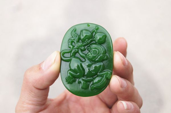 Entrega gratuita - bela (Mongólia exterior) macaco esmeralda come pêssego plano (amuleto). Pingente de colar oval esculpido à mão.