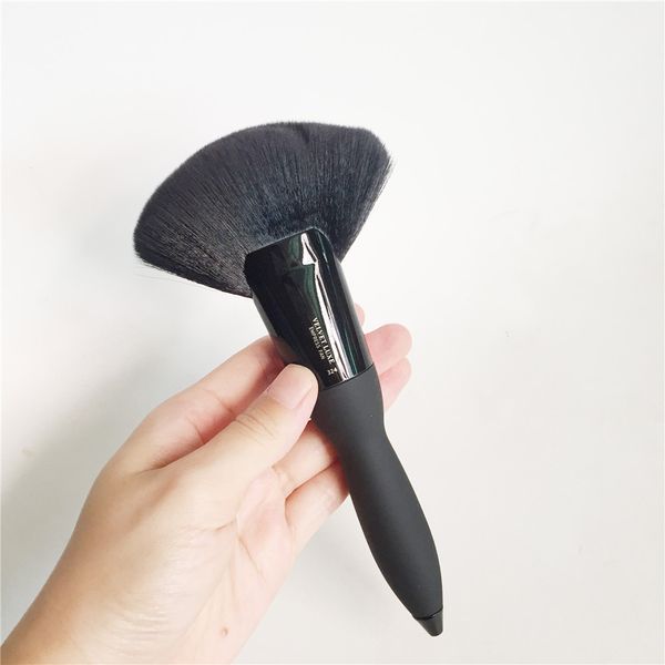 

IT-SERIES Velvet Luxe Empress Fan Brush 324 - Seamlessly Large Powder Contour Brush for Face Body - Beauty Makeup Brushes Blender