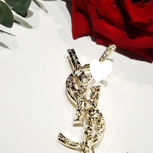 

новые женщины luxury письмо брошь известный дизайнер костюма отворотом pin моды ювелирных аксессуаров подарок для любви epacket судоходства, Gray
