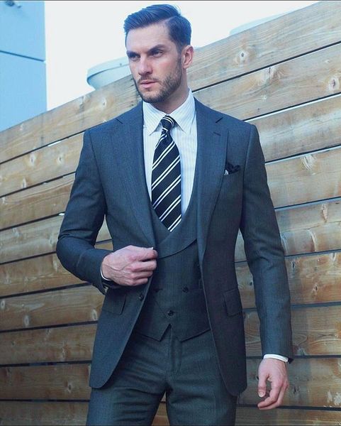 2018 Nuovo arrivo 3 pezzi Business Bespoke Grigio classico Abiti da sposo per uomo Smoking da sposa Groomsmen Abito da uomo migliore