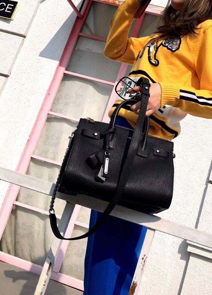 

New european cla ic luxury tyle houlder bag made of leather olid oft metal decoration party package