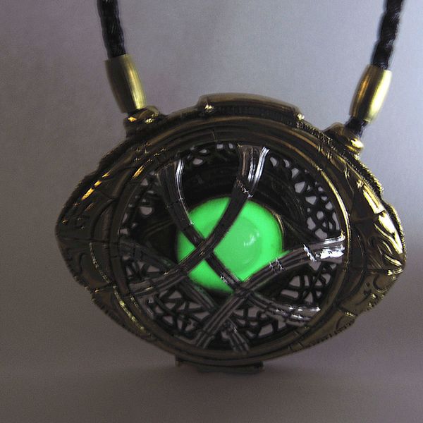 

wanjie shipin 71mm*58mm cosplay doctor strange necklaces christmas gift alloy necklaces luminous, Black