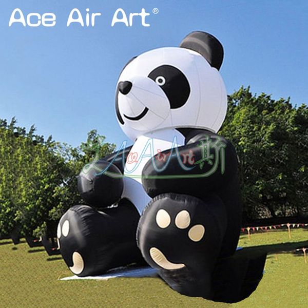 

Панда симпатичного животного шаржа 5M H раздувная, дунутая вверх по реплике панды воздушного шара сидя на том основании для рекламировать и сбывания