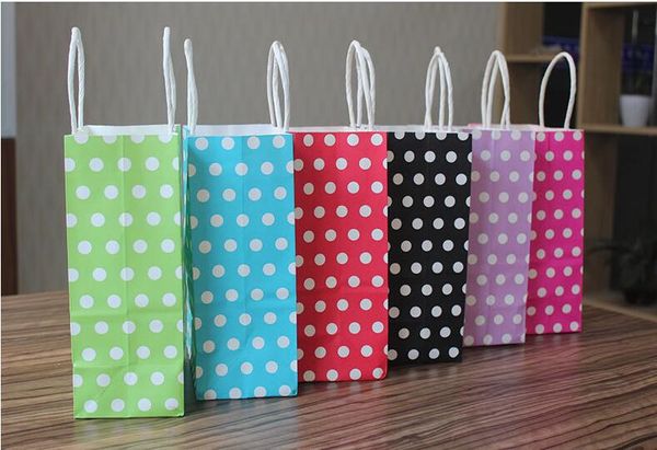 Großhandel 21*15*8cm Polka Dot Kraftpapier Geschenktüte Festival Papiertüte mit Griffen Modische Schmucktüten Hochzeit Geburtstagsfeier