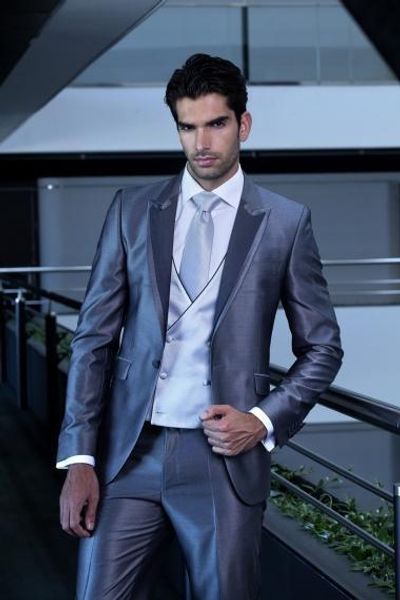 Brand New Shiny Grey Men 3 Piece Suit Smoking da sposa Smoking da sposo eccellente Peak Risvolto Blazer da uomo con un bottone (giacca + pantaloni + cravatta + gilet) 507