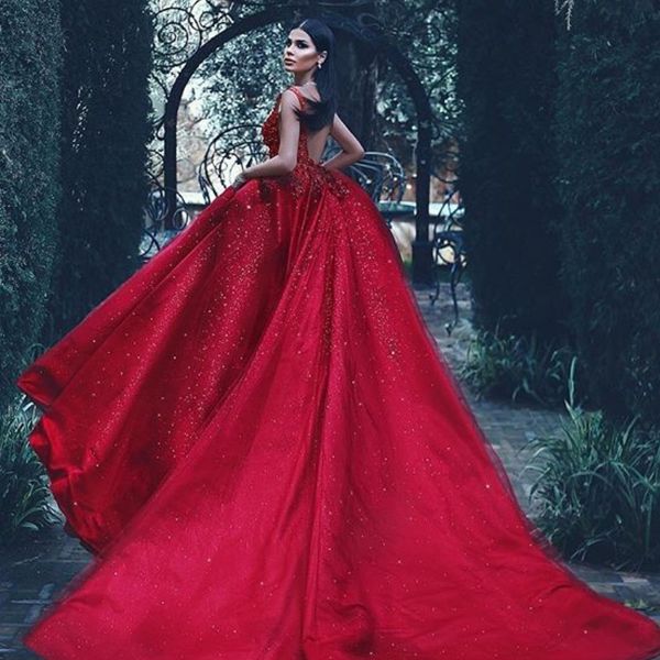 Abiti da ballo rosso Dubai con paillettes Abito da ballo con scollo a V profondo con applicazioni di ballo senza schienale 2018 Abiti da sera romantici senza maniche in tulle affascinante