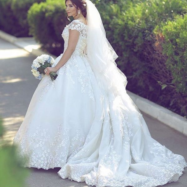 Dubai-Hochzeitskleider mit Blütenblatt-Applikationen, bezauberndes Off-the-Sholder-Ballkleid-Brautkleid mit Schnürung am Rücken, glamouröses, flauschiges Tüll-Hochzeitskleid