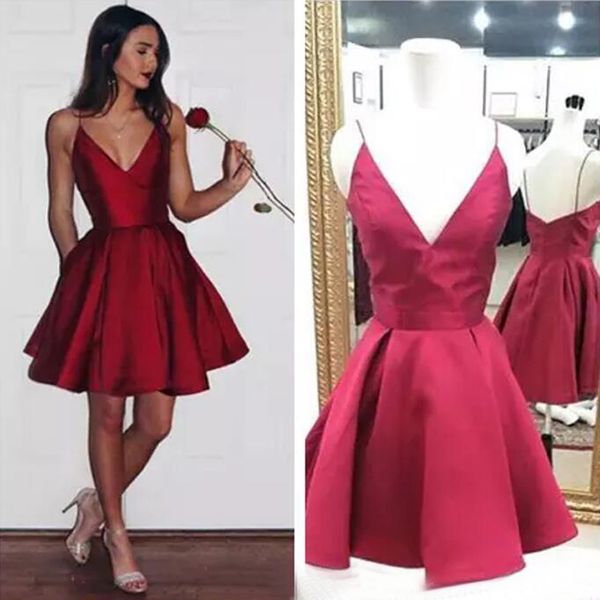 Barato Vermelho Curto Vestidos Homecoming Cintas de espaguete Com Decote Em V Vestidos de Coquetel Borgonha Cetim 8o Vestidos de Formatura