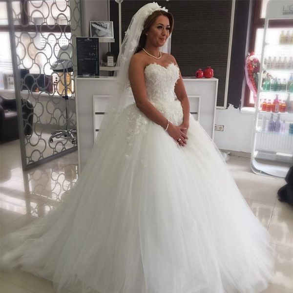 

2019 princess ball gown wedding dresses vintage lace appliques sweetheart sleeveless tulle skirt bridal gowns bead sequin pearl, White